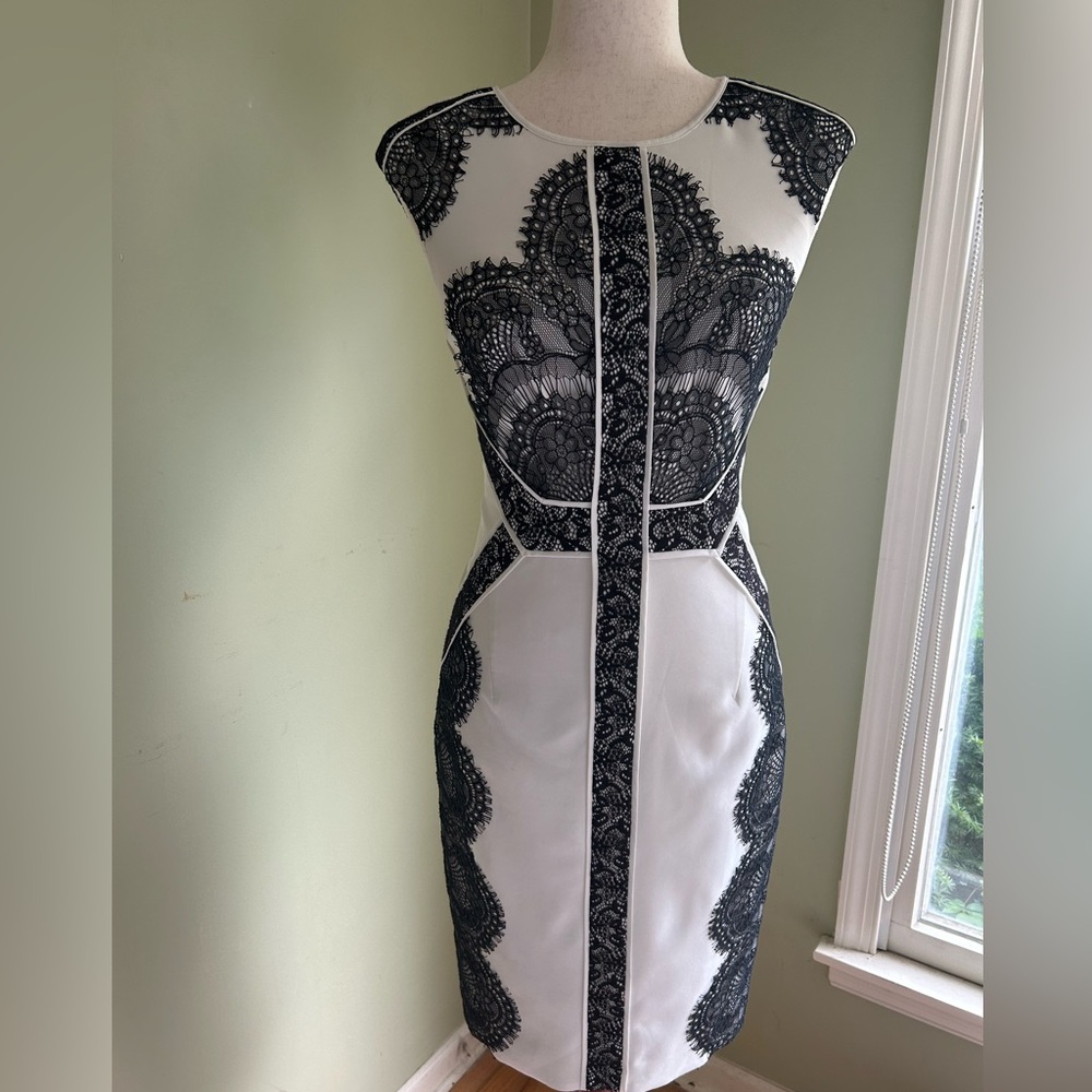 Karen Millen white sheath dress/ black lace accents. DV144 Sleeveless size 2/4